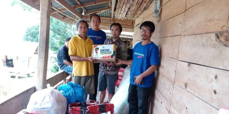 Gubernur Sulsel Salurkan Bantuan ke Korban Kebakaran dan Angin Puting Beliung di Toraja