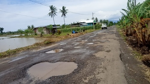 Jalan Lompok Bakka di Pinrang Rusak Parah, Pengendara: Bahaya Sekali Ini Jalan Jalan Lompok Bakka di Pinrang Rusak Parah, Pengendara: Bahaya Sekali Ini Jalan
