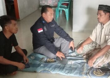 Peduli, Anggota Dewan Sudarmin Baba Jenguk Wartawan yang Sakit