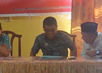Kabid Sarana dan Prasarana Dinas DTPHPKP Sidrap, Suriyanto (Tengah) Saat Menghadiri MTS Terpadu di Kec.Maritengae, Jumat (20/1/2023).