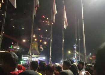 Ribuan warga Tana Toraja memadati lingkaran kolam Makale menantikan detik-detik akhir tahun 2022 malam tadi, Sabtu (31/12/2022)