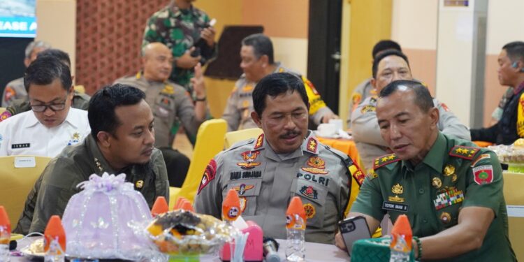Gubernur Sulawesi Selatan, Andi Sudirman Sulaiman melaporkan perkembangan Situasi Kamtibmas Malam pergantian tahun secara virtual kepada Kapolri dan Panglima TNI di Aula M. Oddang Mapolrestabes Kota Makassar, Sabtu (31/12/2022)