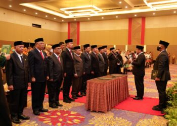 10 pejabat eselon II telah dilantik secara resmi pada jabatan baru masing-masing di Hotel Claro Makassar pada Senin (2/1/2023).