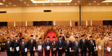Gubernur Sulawesi Selatan, Andi Sudirman Sulaiman pose bersama usai melantik 10 Pejabat Tinggi Pratama (Eselon II) Lingkup Pemprov Sulsel, di Hotel Claro, Senin (2/1/2023).