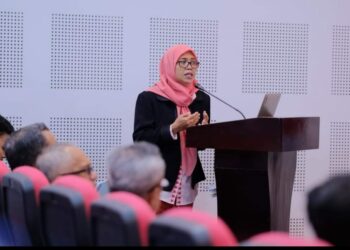 Erniwati saat presentasi dalam ujian promosi doktor, Rabu (11/1/2023) di Aula Prof Syukur Abdullah lt  3 Fisip Unhas