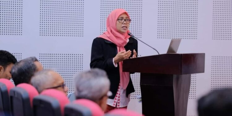 Erniwati saat presentasi dalam ujian promosi doktor, Rabu (11/1/2023) di Aula Prof Syukur Abdullah lt  3 Fisip Unhas
