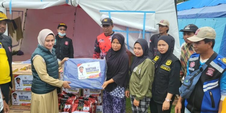 Bupati Luwu Utara, Indah Putri Indriani menyalurkan bantuan logistik bagi korban banjir di Kecamatan Baebunta Selatan dan Kecamatan Malangke Barat di Luwu Utara, Sabtu (21/1/2023)