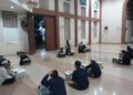 Belasan santri yang berada di Masjid Babul Afiah berlokasi di Jl Wijaya Kusuma I No.28 Makassar melakukan kegiatan mengaji untuk mendalami ilmu tahfiznya