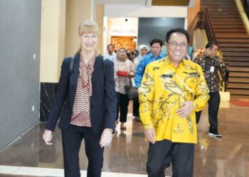 Duta Besar Jerman untuk Indonesia, Ina Lepel berbincang dengan Pj Sekprov Sulsel, Andi Aslam Patonangi, di Kantor Gubernur Sulsel, Kamis (26/1/2023).