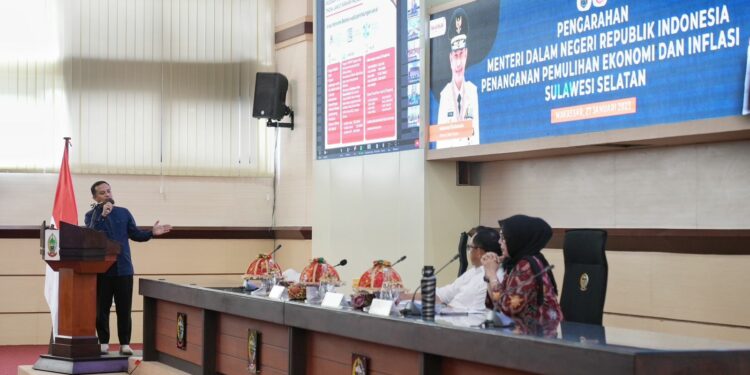 Gubernur Sulawesi Selatan Andi Sudirman Sulaiman, mengikuti pengarahan Menteri Dalam Negeri (Mendagri) Prof Drs Muhammad Tito Karnavian terkait penanganan pemulihan ekonomi dan inflasi di Kantor Gubernur Sulsel, Kota Makassar, Jumat (27/1/2023)