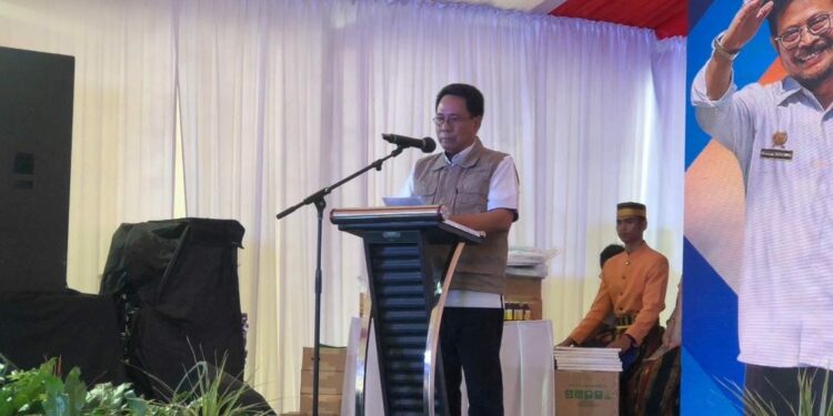 (Plh) Sekprov Sulsel, Andi Aslam Patonangi  pada acara Kick Off Pengendalian dan Penanggulangan PMK Nasional 2023   di Kecamatan Tanete Rilau, Kabupaten Barru, Sabtu (28/1/2023)