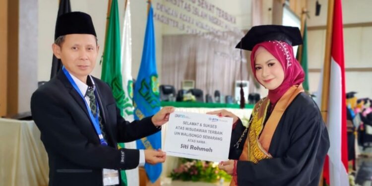 Jurnalis Ini Jadi Wisudawan Terbaik UIN Walisongo Semarang 2023