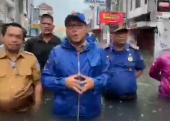 Moh Ramdhan Pomanto (Wali Kota Makassar) Saat Pantau Banjir, Senin (13/2/2023).