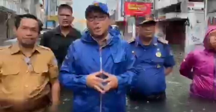 Moh Ramdhan Pomanto (Wali Kota Makassar) Saat Pantau Banjir, Senin (13/2/2023).