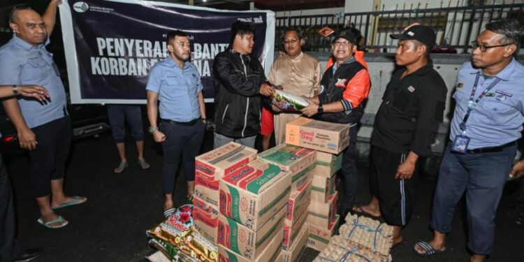 Gerak Cepat PDAM Kota Makassar, Serahkan Bantuan Banjir