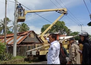 Lama Dikeluhkan Warga, Ketua PPP Sidrap Rogoh Kantong Pribadi Perbaiki Ratusan Titik Lampu Jalan 4 Desa