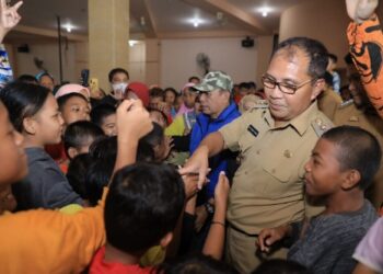 Temui Pengungsi, Wali Kota Makassar Bagikan Logistik dan Uang