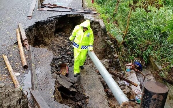 Jalan Menuju Stadion GBH Parepare Amblas, Pengendara Diimbau Berhati-hati