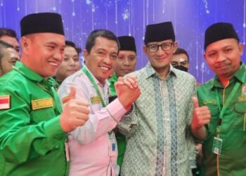 Ketua DPC PPP Sidrap H.Fathuddin (Baju Putih) Salam Komando dengan Menparekraf Sandiaga Salahuddin Uno, Dalam sebuah Acara di Jakarta Belum lama Ini.