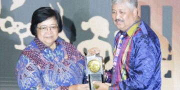 Menteri LHK Serahkan Piala Adipura ke Bupati Pinrang