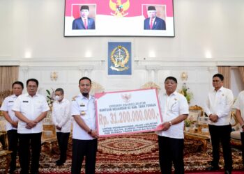 Gubernur Sulawesi Selatan Andi Sudirman Sulaiman menyerahkan bantuan keuangan sebesar Rp31,2 Miliar untuk Pemerintah Kabupaten Tana Toraja di Rujab Gubernur Sulawesi Selatan, Rabu (1/2/2023)