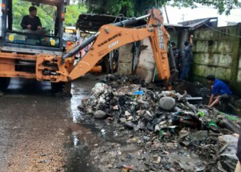 Dinas Pekerjaan Umum dan Penataan Ruang (PUTR) Provinsi Sulawesi Selatan (Sulsel) melakukan pembersihan saluran drainase, Jalan Hertasning, Rabu (1/2/2023)
