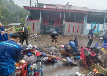 Kepala Kantor Imigrasi Kelas II TPI Parepare Kerja Bakti Bersihkan  Rumah ASN Terdampak Banjir
