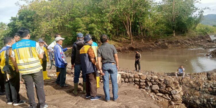 Pihak Balai Besar Wilayah Sungai (BBWS) Pompengan Jeneberang Kementerian PUPR provinsi Sulawesi Selatan, memantau kondisi sumber air bersih bendungan Sungai Karajae di Kota Parepare, Jumat (3/2/2023)