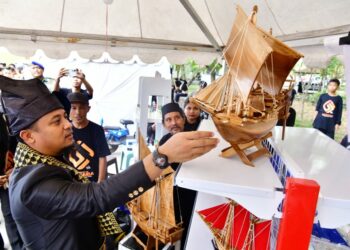 Gubernur Sulawesi Selatan, Andi Sudirman Sulaiman meninjau pameran UMKM dalam rangka 63 tahun Kabupaten Bulukumba di Pantai Merpati, Bulukumba, Sabtu (4/2/2023)