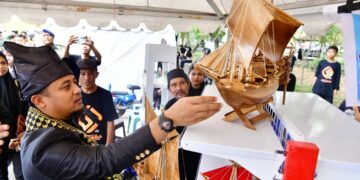 Gubernur Sulawesi Selatan, Andi Sudirman Sulaiman meninjau pameran UMKM dalam rangka 63 tahun Kabupaten Bulukumba di Pantai Merpati, Bulukumba, Sabtu (4/2/2023)