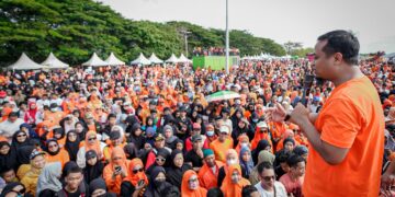 Ribuan masyarakat Bulukumba begitu antusias mengikuti kegiatan Sulsel Anti Mager di Pantai Merpati, Bulukumba, Ahad (5/2/2023)