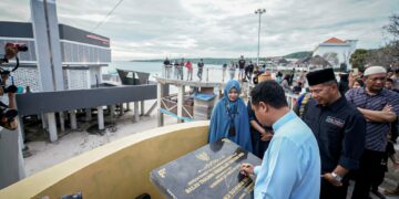 Gubernur Sulawesi Selatan, Andi Sudirman Sulaiman meresmikan masjid terapung yang berada di Kawasan Wisata Bira, Masjid Thalhah Ubaidillah, Sabtu (4/2/2023)