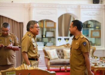 Wali Kota Parepa, HM Taufan Pawe mengunjungi Gubernur Sulsel, Andi Sudirman Sulaiman  di Rujab Gubernur, Senin (6/2/2023)