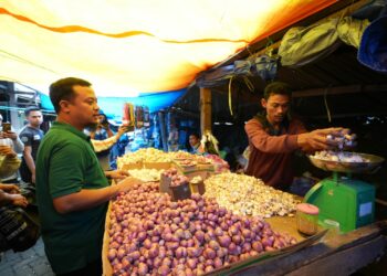 Gubernur Sulsel, Andi Sudirman Sulaiman memantau harga bahan pokok di Pasar Sentral Malino, Ahad (12/2/2023)