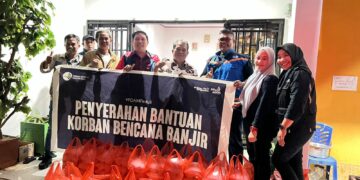Perumda Air Minum Kota Makassar menyerahkan bantuan kepada pengungsi akibat banjir yang terjadi pada Kamis (16/2/2023)