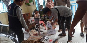 Palang Merah Indonesia (PMI) Kabupaten Pinrang memberikan bantuan makanan pokok kepada korban bencana angin puting beliung di Desa Ujung Lero, Kecamatan Suppa, Kabupaten Pinrang, Sabtu (25/2/2023)