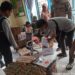 Palang Merah Indonesia (PMI) Kabupaten Pinrang memberikan bantuan makanan pokok kepada korban bencana angin puting beliung di Desa Ujung Lero, Kecamatan Suppa, Kabupaten Pinrang, Sabtu (25/2/2023)