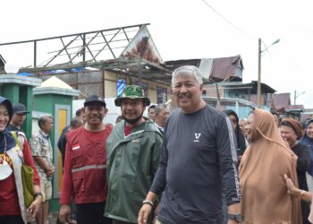 Bupati Pinrang Andi Irwan Hamid meninjau langsung lokasi rumah yang terdampak di Ujung Lero