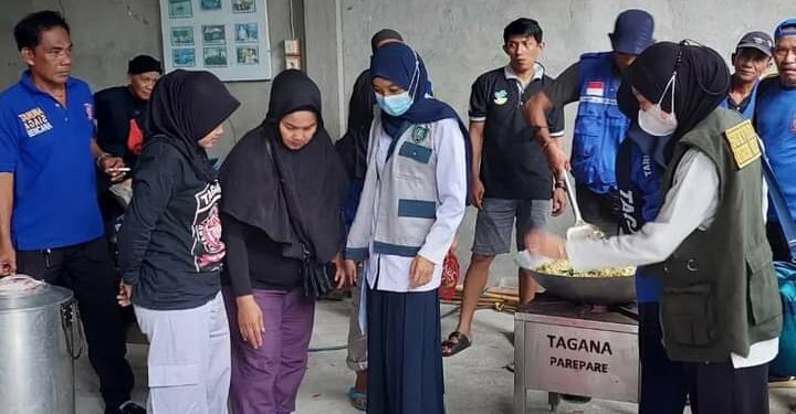Pemkot Parepare membuka dapur umum yang dipusatkan di Kantor Dinas Sosial (Dinsos) Parepare, Jalan Jend Sudirman