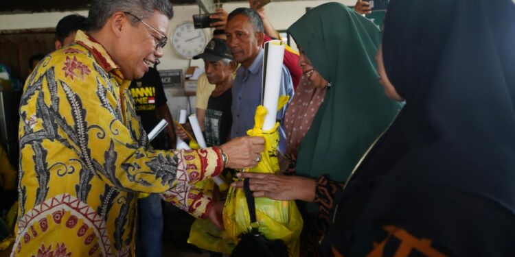 Ketua DPD I  Partai Golkar Sulawesi Selatan, HM. Taufan Pawe menyerahkan bantuan berupa ratusan paket sembako kepada warga terdampak bencana alam angin puting beliung di Kecamatan Tanete Rilau, Barru, Ahad (21/1/2023)