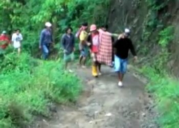 Beredar Video Warga Tandu Jenazah Gunakan Sarung dan Bambu di Pinrang