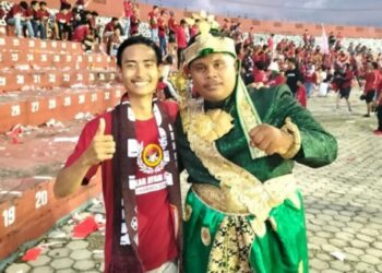Kata Supporter Gunakan Pakaian Pengantin Saat Nonton PSM vs Bhayangkara FC di Parepare