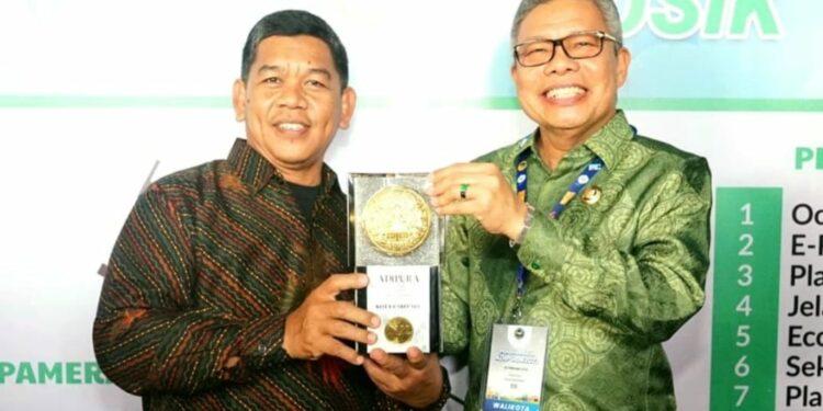 Ketua Forum Komunitas Hijau (FKH) Kota Parepare, H Bakhtiar Syarifuddin (HBS) ikut mendampingi Wali Kota Parepare, Dr HM Taufan Pawe (TP) menerima penghargaan Piala Adipura 2022, kategori Kota Sedang di Jakarta, Selasa (28/2/2023)