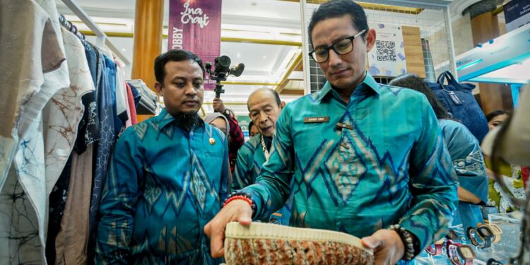 Didampingi Andi Sudirman Tinjau Produk Kerajinan, Menparekraf : Produk Sulsel Luar Biasa Didampingi Andi Sudirman Tinjau Produk Kerajinan, Menparekraf : Produk Sulsel Luar Biasa