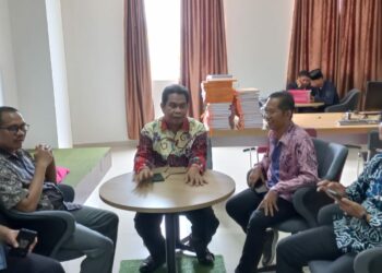 Direktur PIJARNEWS.COM, Alfiansyah Anwar (kiri) berdiskusi di hadapan sejumlah pengelola  website kampus IAIN Parepare  di Lib-Working Space, Lantai 3 Perpustakaan, Kamis (4/3/2023)