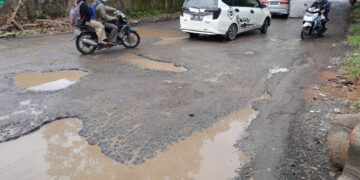 Salah satu ruas jalan Pattalassang di Kabupaten Gowa yang rusak