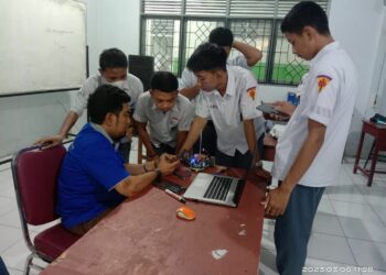 Poltekbos Latih 40 Siswa Kendalikan Robot Melalui HP