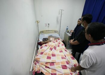 Gubernur Sulawesi Selatan Andi Sudirman Sulaiman menjenguk korban rubuhnya kubah Masjid Ittifaqul Jamaah di Rumah Sakit Angkatan Laut Jala Ammari Makassar, Senin (27/3/2023)