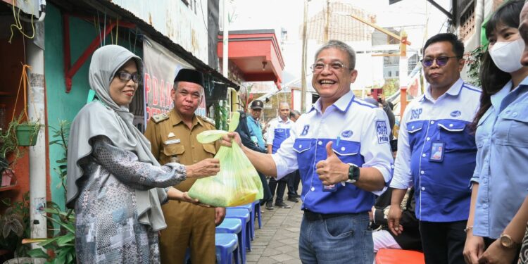 Perumda Air Minum Kota Makassar turun menyalurkan bantuan kepada masyarakat di beberapa lorong wisata di Kota Makassar melalui program #PDAMPeduli bertajuk Alirkan Kebaikan pada hari Selasa (28/3/2023)