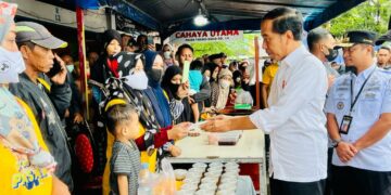 Gubernur Sulsel Andi Sudirman Sulaiman mendampingi Bapak Presiden RI Joko Widodo (Jokowi) dan Ibu Iriana Jokowi meninjau Pasar Tradisional Modern (Tramo) Butta Salewangang di Maros, Rabu (29/3/2023)